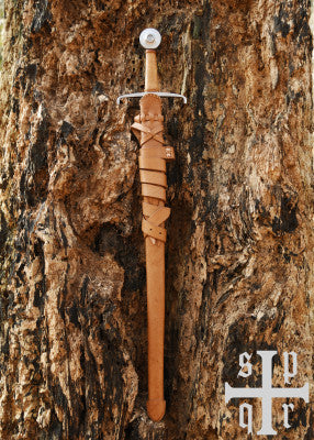 Épée d'armes XIVe siècle réplique Armureries Royales, acier gris cuir brun, vue fourreau entier sur écorce, reconstitution