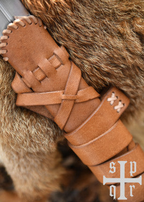 Épée d'armes XIVe siècle réplique Armureries Royales, acier gris cuir brun, gros plan pointe du fourreau et laçage, GN LARP