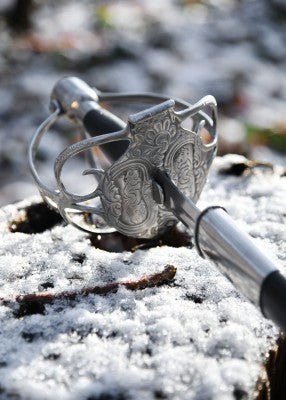 Épée en osier Mortuary – SK-B, métal gris et cuir noir, détail garde gravée sur neige, combat scénique, escrime artistique