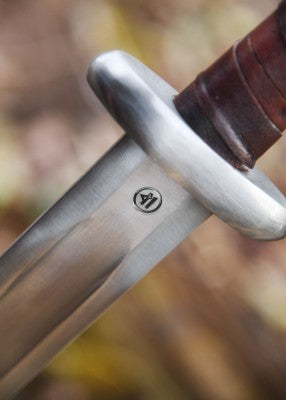 Épée viking Petersen H, 2 longueurs, acier gris, cuir brun, détail garde et logo, reconstitution, combat scénique, GN, LARP