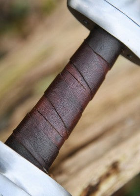 Épée viking Petersen H, 2 longueurs, acier gris, cuir brun, gros plan poignée cuir, reconstitution, combat scénique, GN, LARP