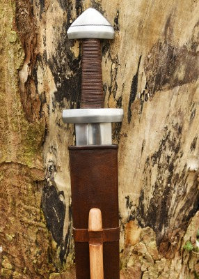Épée viking de Torshov, Xᵉ siècle – SK-B, acier gris et cuir brun, vue entière épée seule sur tronc, combat scénique GN LARP