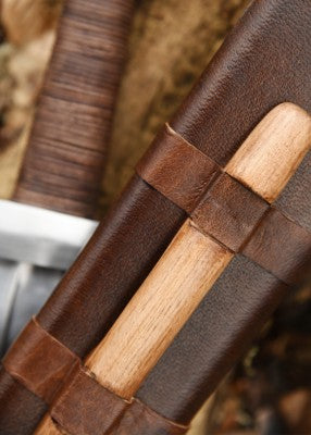 Épée viking de Torshov, Xᵉ siècle – SK-B, acier gris et cuir brun, vue en biais sur souche, combat scénique reconstitution