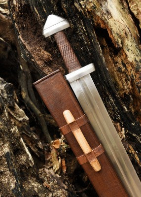 Épée viking de Torshov, Xᵉ siècle – SK-B, acier gris et cuir brun, vue épée et fourreau sur tronc, reconstitution GN LARP