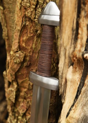 Épée viking de Torshov, Xᵉ siècle – SK-B, acier gris et cuir brun, détail garde et fourreau sur tronc, reconstitution GN LARP