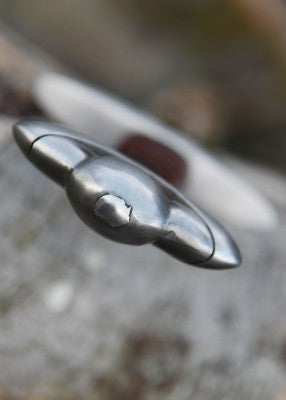 Épée viking type Petersen L, acier gris et cuir brun, détail poignée cuir et garde, reconstitution nordique combat scénique