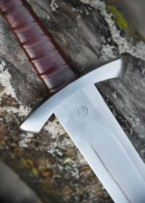 Épée viking type Petersen L, acier gris et cuir brun, gros plan garde et base de lame, détail finition, GN et LARP médiéval