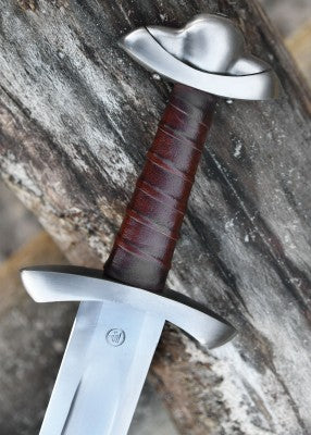 Épée viking type Petersen L, acier gris et cuir brun, détail pommeau et garde, vue en biais, reconstitution médiévale et LARP