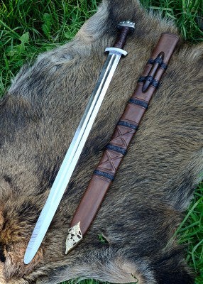 Épée viking à pommeau cinq lobes, Xᵉ siècle – SK-B, métal gris, cuir brun, détail boucle et tressage du fourreau, GN et LARP