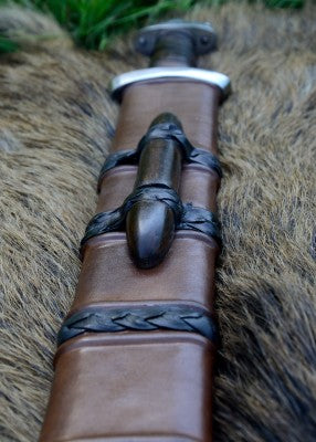 Épée viking à pommeau cinq lobes, Xᵉ siècle – SK-B, métal gris, cuir brun, vue complète avec fourreau fond blanc, GN et LARP