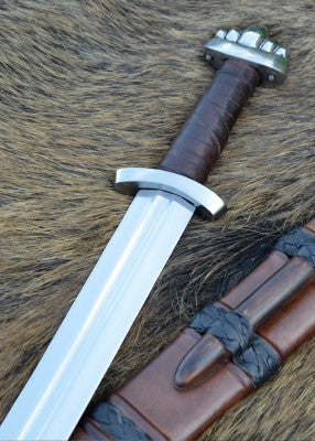 Épée viking à pommeau cinq lobes, Xᵉ siècle – SK-B, métal gris, cuir brun, détail garde et lame sur fourrure, combat scénique