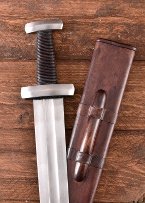 Épée viking Hurum – poignée noire, garde ronde et lame grise – épée et fourreau cuir brun posés sur table en bois, détail