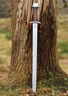 Épée viking à pommeau trilobé, acier gris et cuir brun, gros plan pommeau trilobé et garde, combat scénique médiéval GN LARP