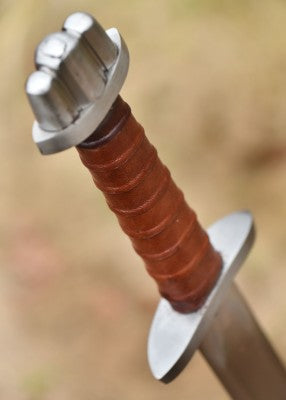 Épée viking à pommeau trilobé, acier gris et cuir brun, vue en biais du pommeau et poignée, combat scénique médiéval LARP