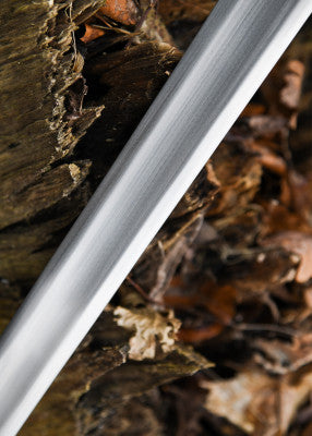 Détail de la lame satinée de l’épée viking Wheeler VI SK-C, acier ressort et arête émoussée, pour combat scénique et GN