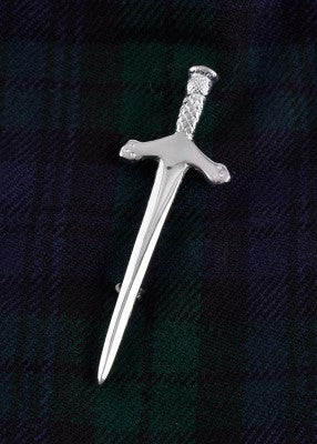 Épingle de kilt motif épée en laiton chromé, présentée sur tissu écossais tartan