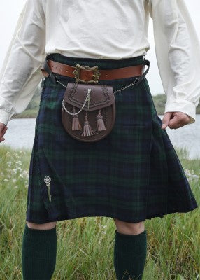 Épingle de kilt portée sur un kilt écossais, avec tenue traditionnelle et sporran