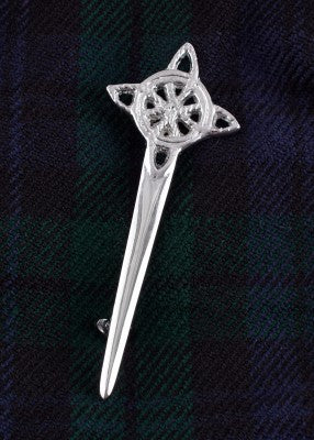 Épingle de kilt motif nœud celtique en laiton chromé, présentée sur tissu écossais tartan