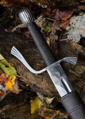 Falchion à pommeau en boule cannelée, métal gris et cuir noir, détail garde et poignée sur souche, combat scénique, GN, LARP