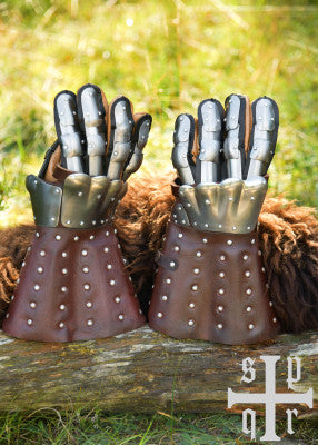 Gants d’armure médiévaux Visby en cuir et acier – reconstitution, cuir brun et acier, paire vue face et dos fond blanc GN