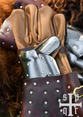 Gants d’armure médiévaux Visby en cuir et acier – reconstitution, cuir brun et acier, dos main sur bois usage combat scénique