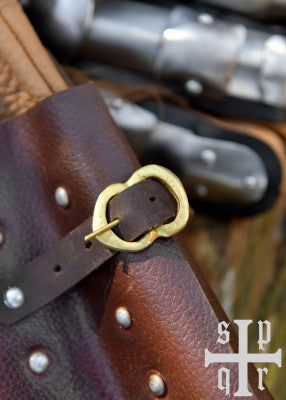 Gants d’armure médiévaux Visby en cuir et acier – reconstitution, cuir brun et acier, détail boucle en laiton sur sangle GN