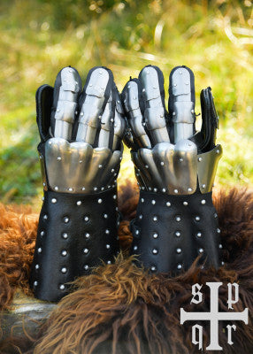 Gants d’armure médiévaux Visby en cuir et acier – reconstitution, cuir noir et acier, paire dressée dos main en acier LARP