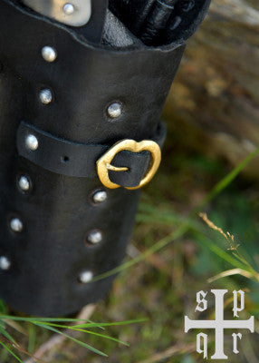 Gants d’armure médiévaux Visby en cuir et acier – reconstitution, cuir noir et acier, détail boucle laiton sur manchette GN