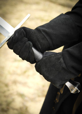 Gants à manchettes en daim noir – combat scénique, daim noir, porté mains prises sur épée, reconstitution GN LARP Renaissance