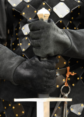 Gants à manchettes en daim noir – combat scénique, daim noir, porté mains sur poignée d’épée, reconstitution GN LARP médiéval