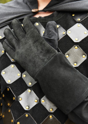 Gants à manchettes en daim noir – combat scénique, daim noir, vue de face porté sur armure, reconstitution GN LARP médiéval