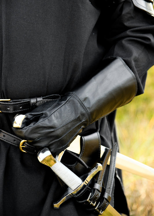 Gants à manchettes en cuir noir – combat scénique, cuir de bœuf noir, porté main sur poignée d’épée, reconstitution GN LARP