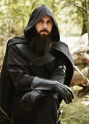 Gants à manchettes en cuir noir – combat scénique, cuir noir, porté assis en sous-bois tenue noire, reconstitution GN LARP