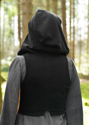 Vue de dos du gilet à capuche Nalen noir, avec capuche relevée et coupe ajustée