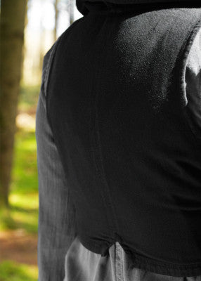 Détail du dos du gilet à capuche Nalen noir, avec couture centrale et tissu en coton léger