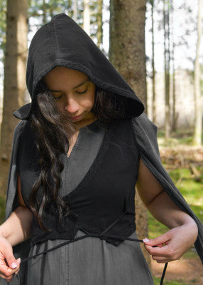 Gilet à capuche Nalen noir porté de face, avec capuche relevée et lien croisé ajustable