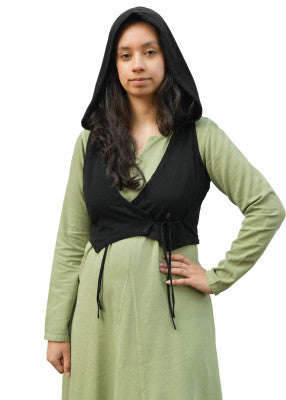 Gilet à capuche Nalen noir présenté sur fond uni, porté sur une robe vert clair