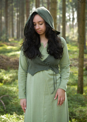 Gilet à capuche Nalen vert foncé porté de face, avec capuche relevée et fermeture croisée