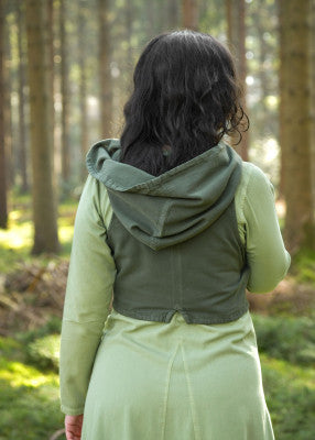Vue de dos du gilet à capuche Nalen vert foncé, avec capuche abaissée et coupe ajustée