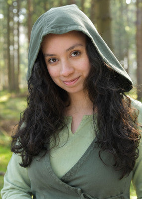 Portrait du gilet à capuche Nalen vert foncé, avec capuche relevée et fermeture croisée