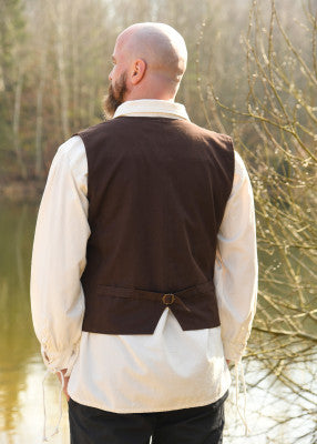 Vue de dos du gilet Lasse brun, avec martingale réglable et coupe droite sur chemise claire