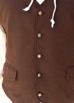 Détail du devant du gilet Lasse brun, avec boutons métalliques historiques et poches à rabat