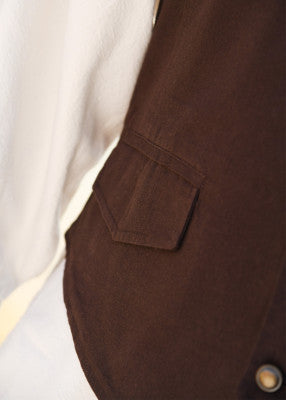 Détail de la poche à rabat du gilet Lasse brun en coton
