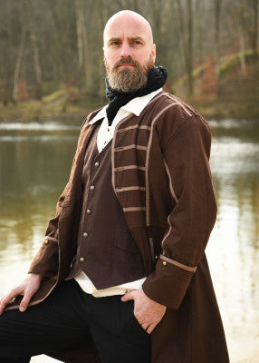 Gilet Lasse brun porté sous un manteau, avec boutons métalliques et coupe légère pour reconstitution, GN ou LARP