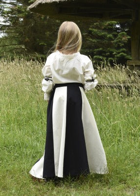 Jupe Lucia pour enfant en coton blanc-noir, portée de dos avec taille ajustée pour reconstitution, GN ou LARP enfant