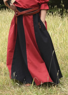 Jupe Lucia pour enfant en coton rouge-noir, portée de face avec panneaux contrastés pour reconstitution, GN ou LARP enfant