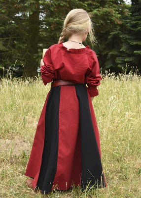 Jupe Lucia pour enfant en coton rouge-noir, portée de dos avec coupe longue et ceinture visible pour reconstitution, GN ou LARP enfant