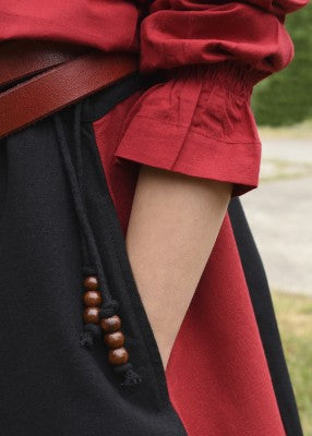 Jupe Lucia pour enfant en coton rouge-noir, détail de la poche et du cordon à perles pour reconstitution, GN ou LARP enfant
