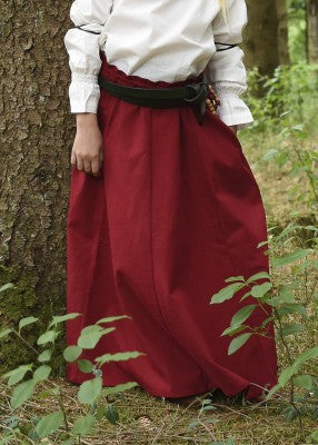 Jupe Lucia pour enfant en coton rouge, portée de face avec coupe longue et ceinture visible pour reconstitution, GN ou LARP enfant