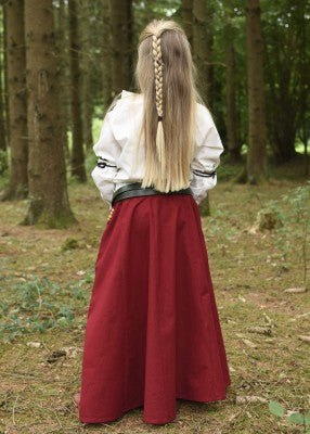 Jupe Lucia pour enfant en coton rouge, portée de dos avec coupe longue et taille ajustée pour reconstitution, GN ou LARP enfant